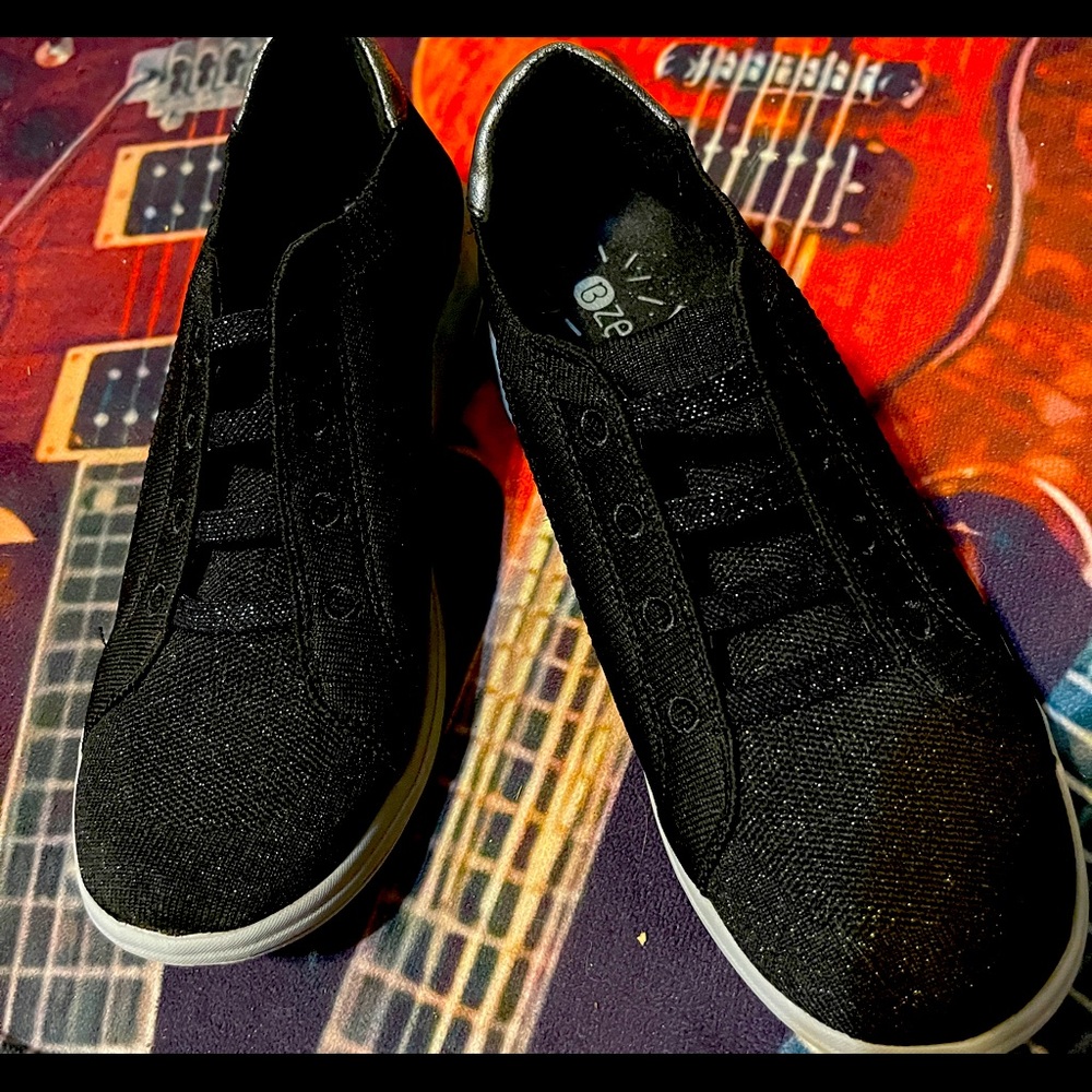 🎶Incredible Black Sparkle Tie-less BZEEs Tennis Shoes!